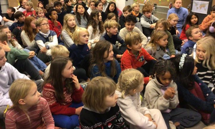 en gruppe barn som sitter sammen