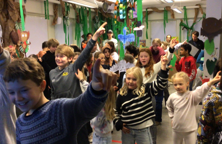 En gruppe mennesker som danser