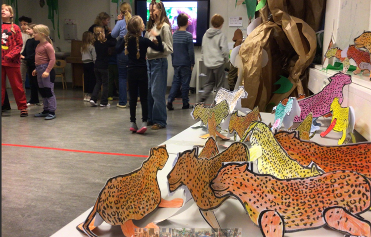 En gruppe mennesker som ser på en skoutstilling