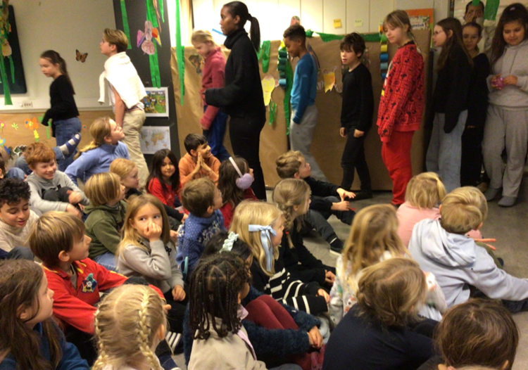 En gruppe mennesker som sitter i en sirkel