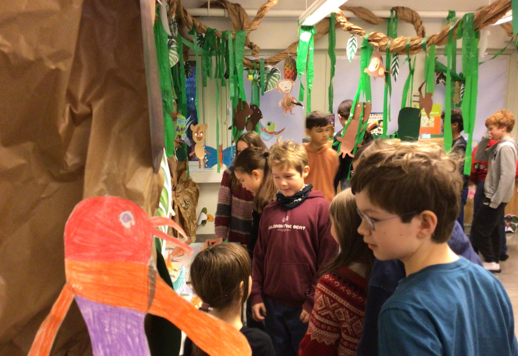 en gruppe mennesker i et rom