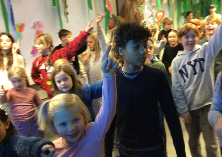 En gruppe mennesker som danser