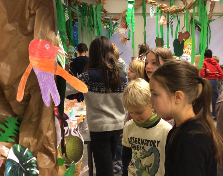 en gruppe barn i et rom