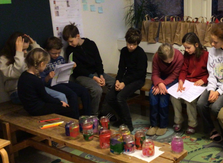 en gruppe mennesker som sitter i en sofa