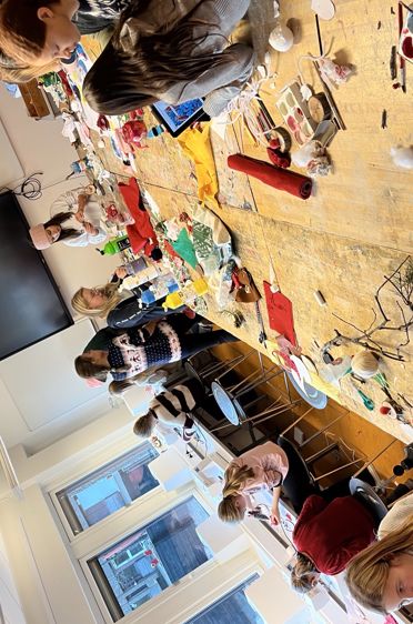 en gruppe mennesker som sitter ved bord