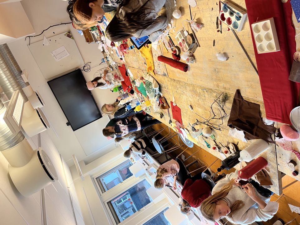 en gruppe mennesker som sitter ved bord