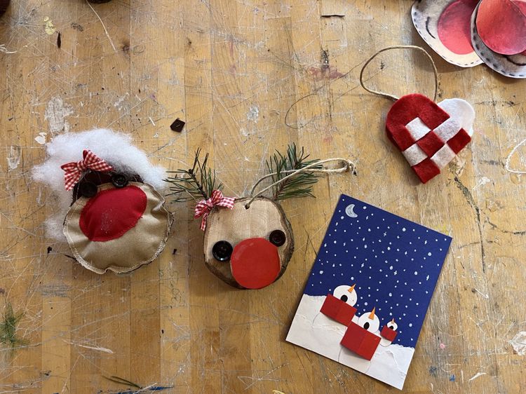 en gruppe ornamenter på et bord