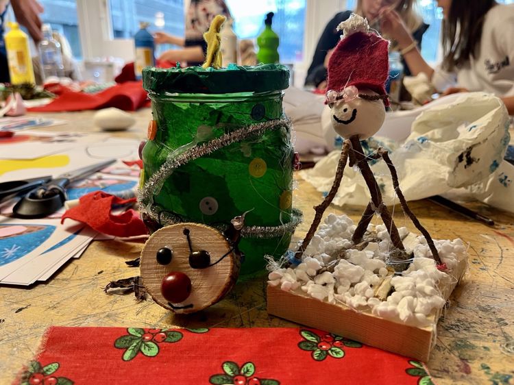 En liten snøperson i en eske