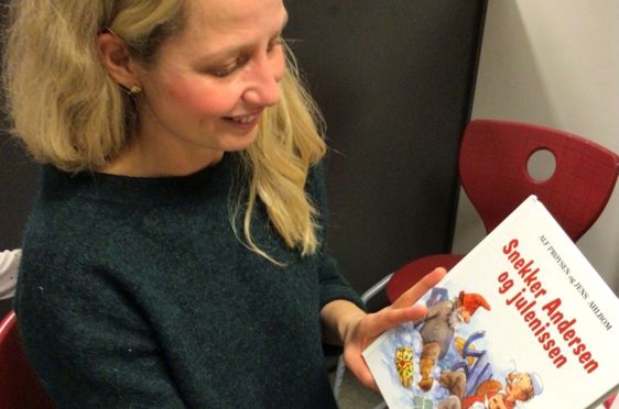 en person som holder en bok