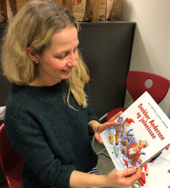 en person som holder en bok