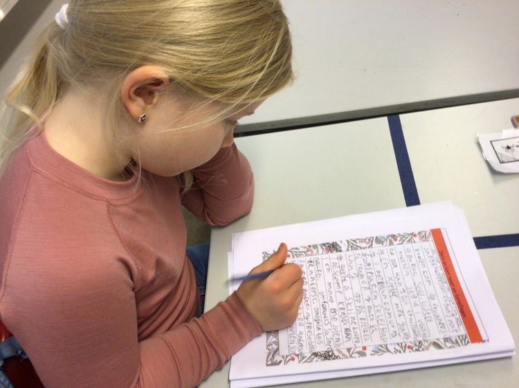 en person som skriver på et ark