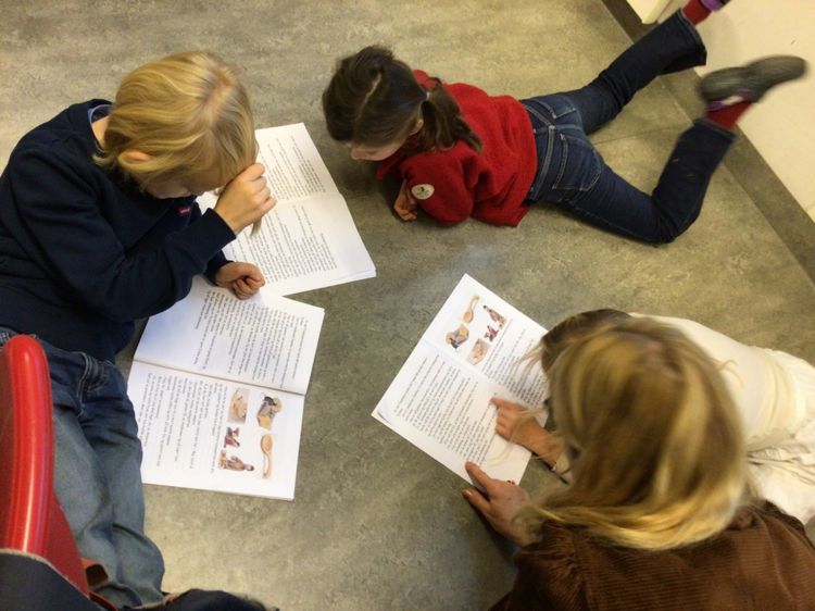 en gruppe barn som skriver på papir