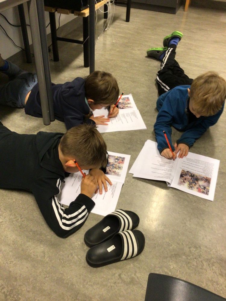 en gruppe barner som studerer