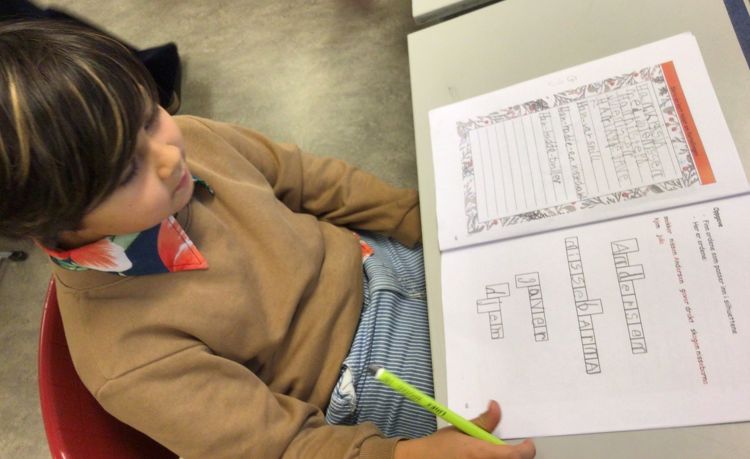 et barn som skriver på en bok