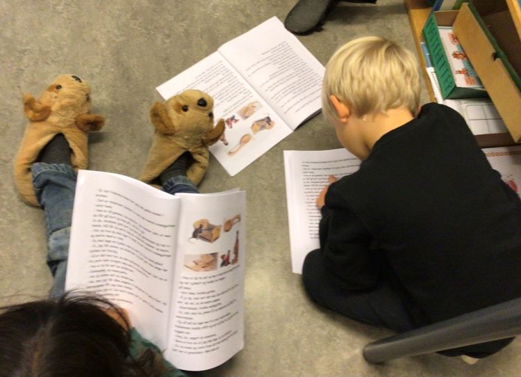 et barn som leser en bok