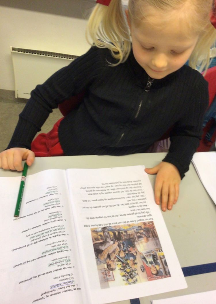 et barn som leser en bok