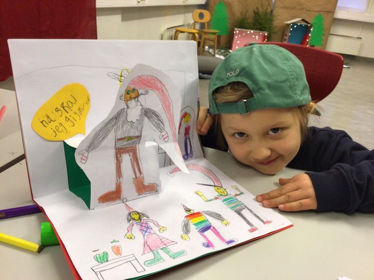 et barn som sitter ved et bord