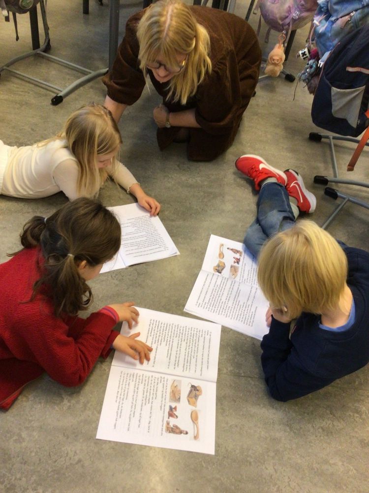 en gruppe barn som skriver på papir