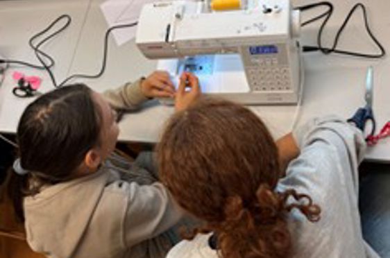 noen få barn som jobber på en datamaskin