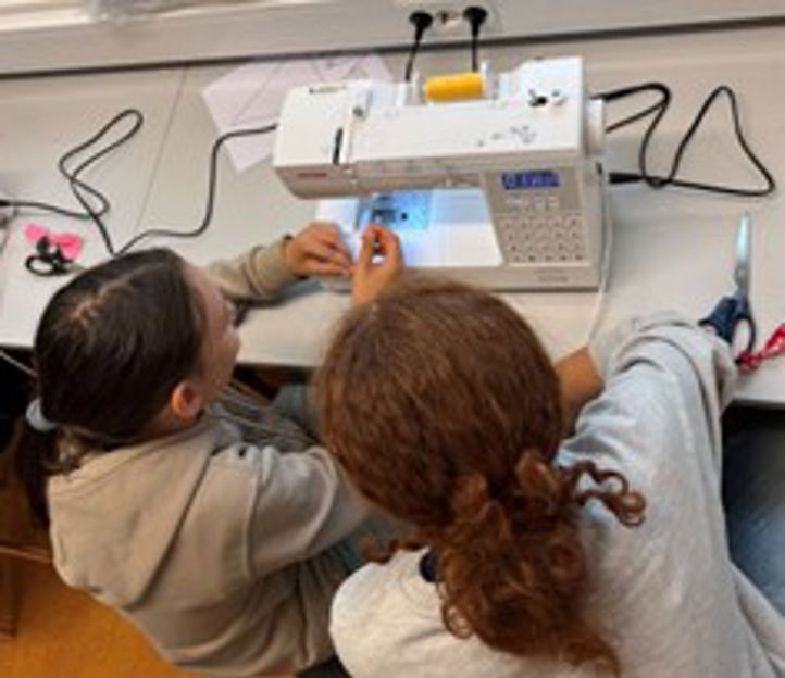 noen få barn som jobber på en datamaskin noen få barn som jobber på en datamaskin