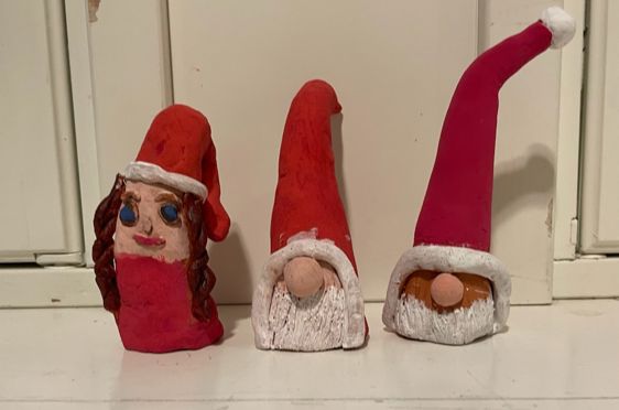 En gruppe leirfigurer