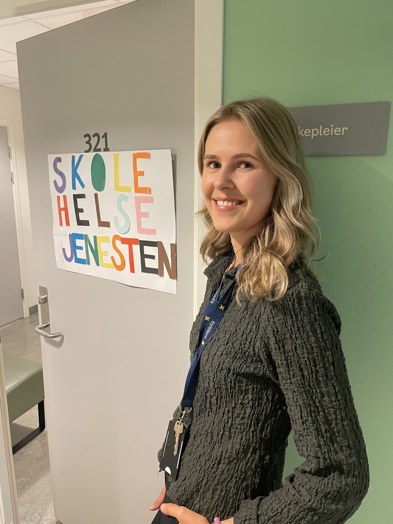 en person som står foran en grønn tavle en person som står foran en grønn tavle
