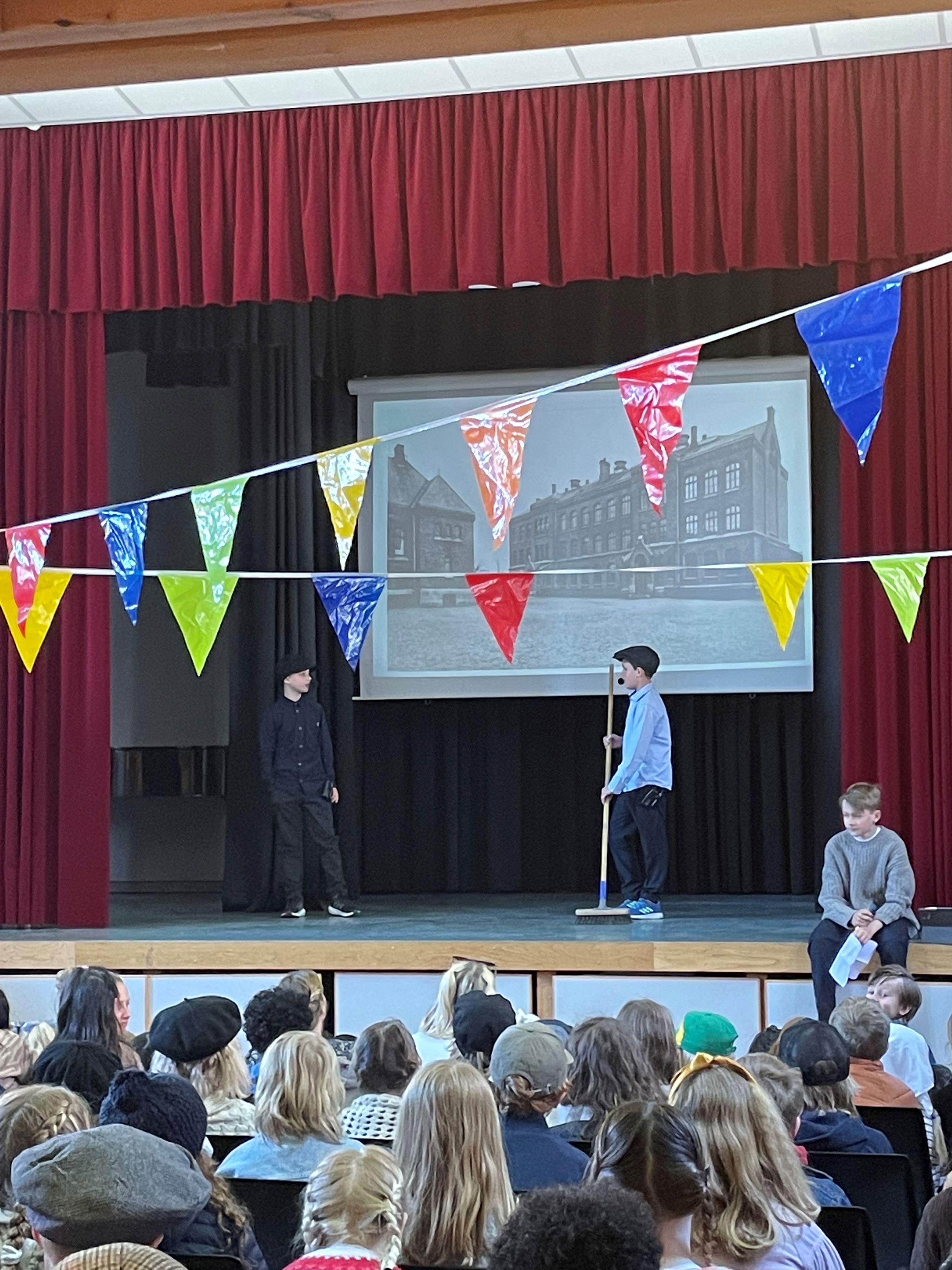 Foto: Samtale elev og vaktmester Jubileumsfeiring