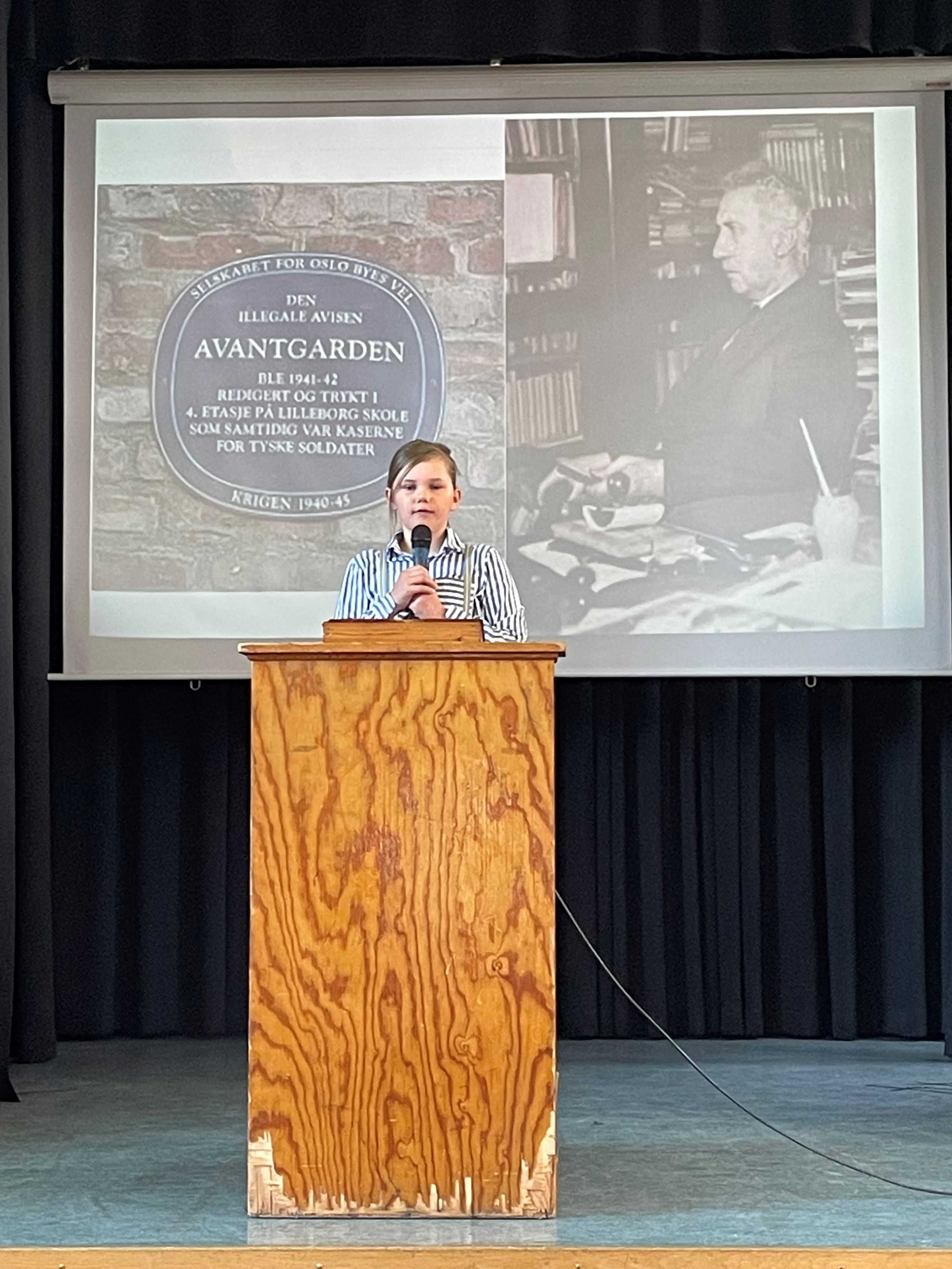 Foto: Noe av skolens historie fortelles om Jubileumsfeiring