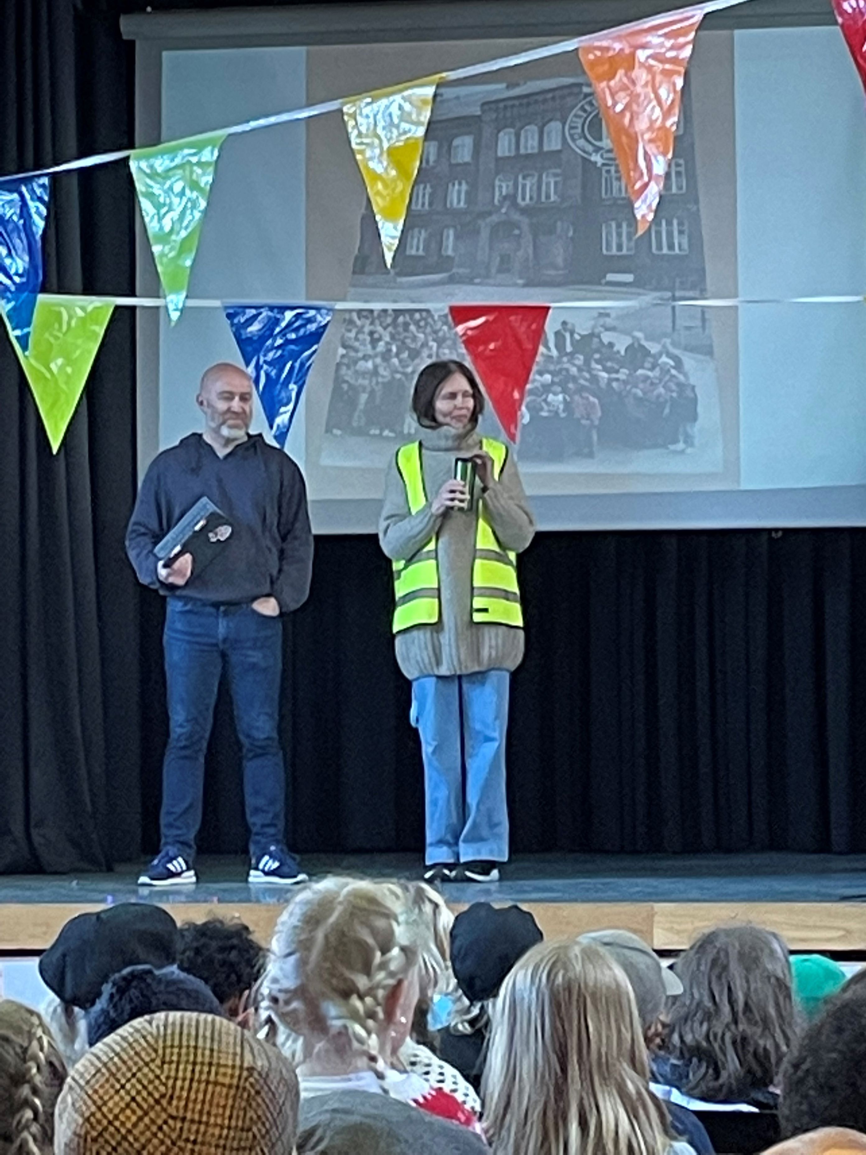 Foto: Lærere slik de er kledd i dag Jubileumsfeiring