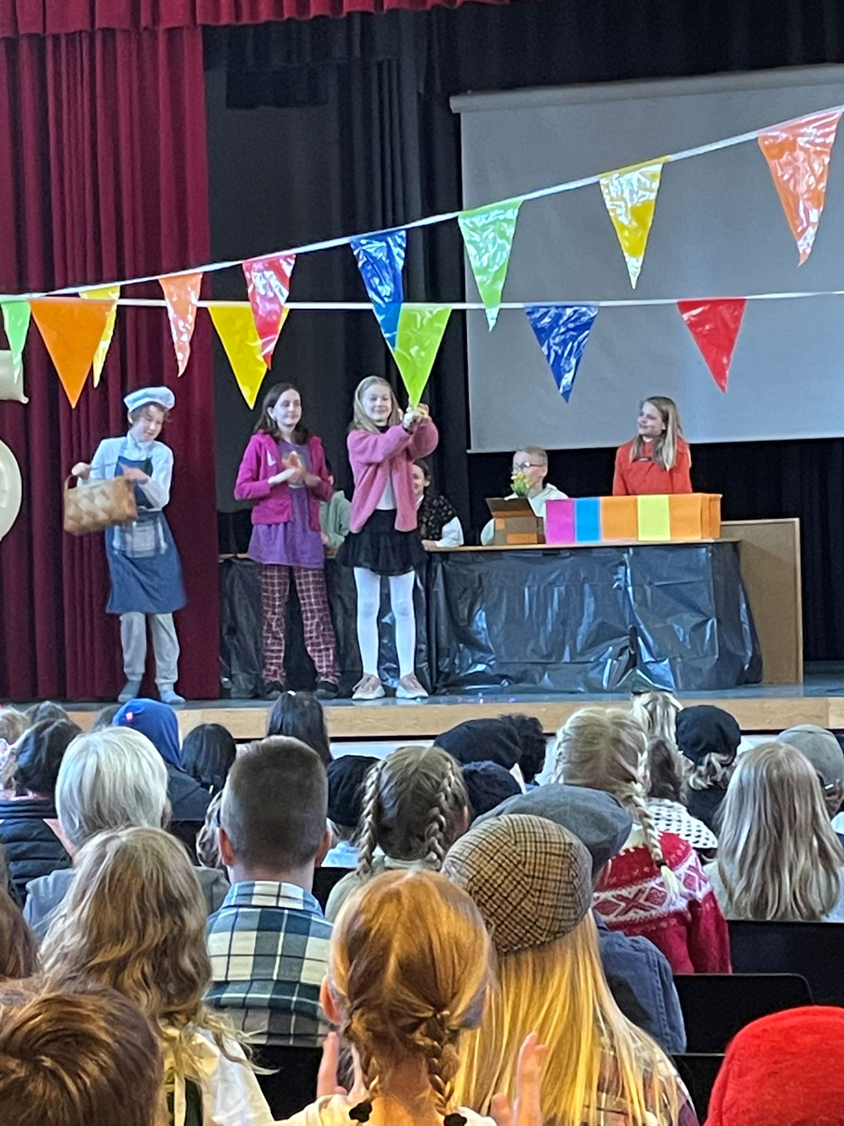 Foto: Litt om bespisningen på skolen Jubileumsfeiring