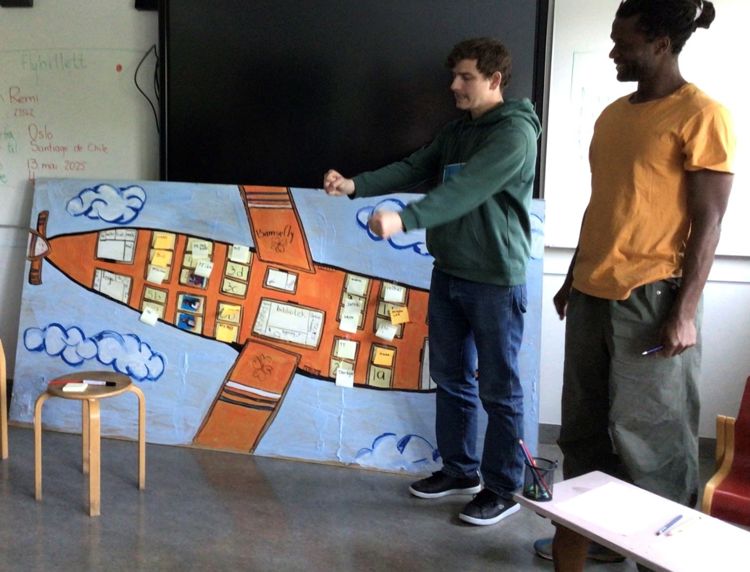 et par menn som står foran en vegg med kunst et par menn som står foran en vegg med kunst