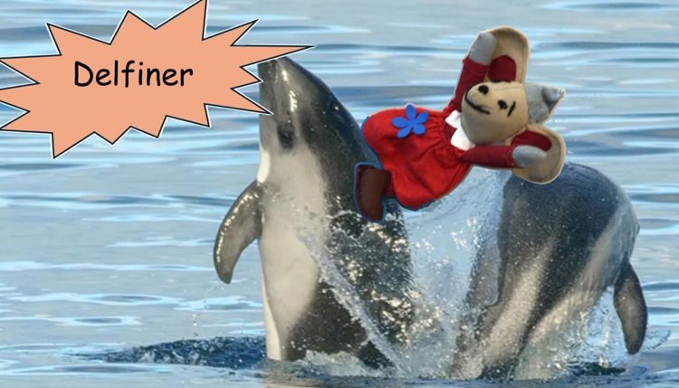 en lekefigur som rir på en delfin