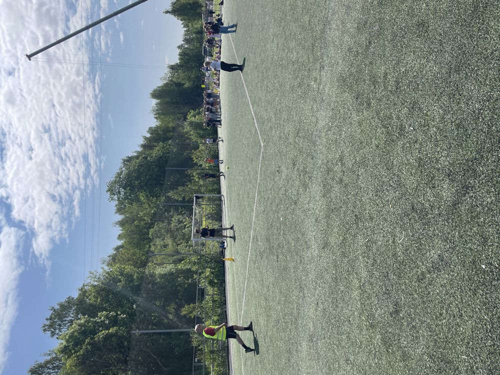 En gruppe mennesker på et jorde