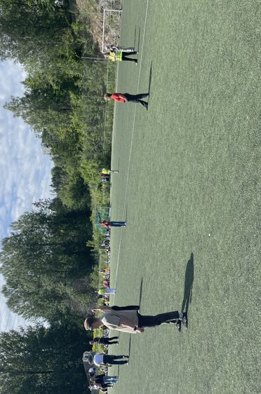 En gruppe mennesker på en gressbane