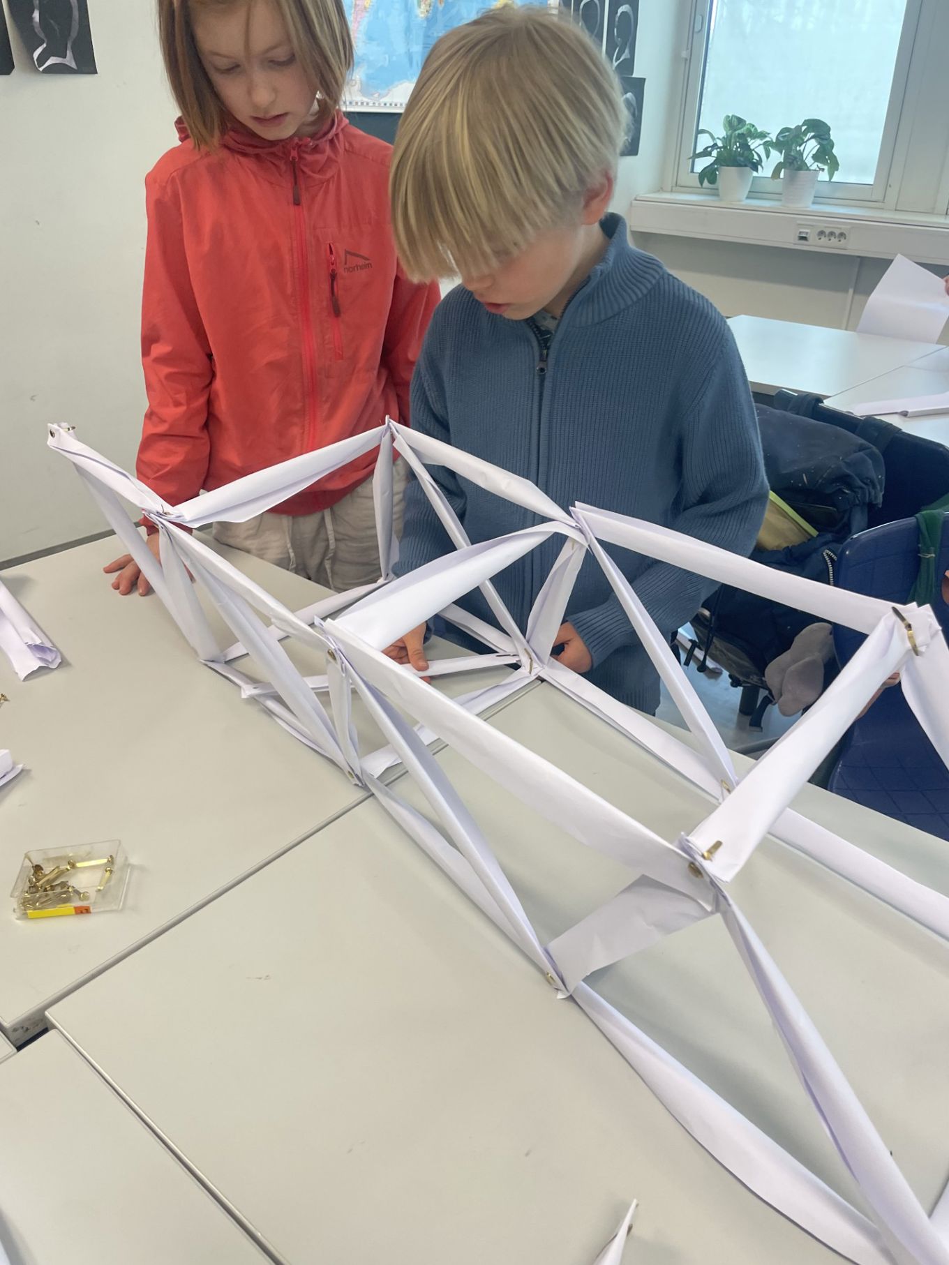 Noen få barn som sitter ved et bord Noen få barn som sitter ved et bord