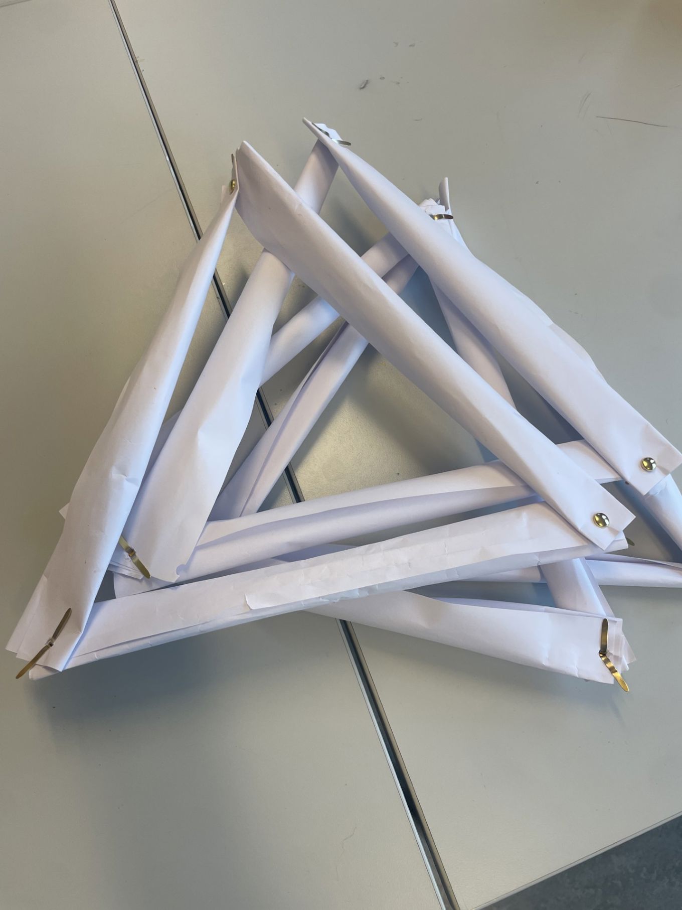 en hvit modell av et fly en hvit modell av et fly