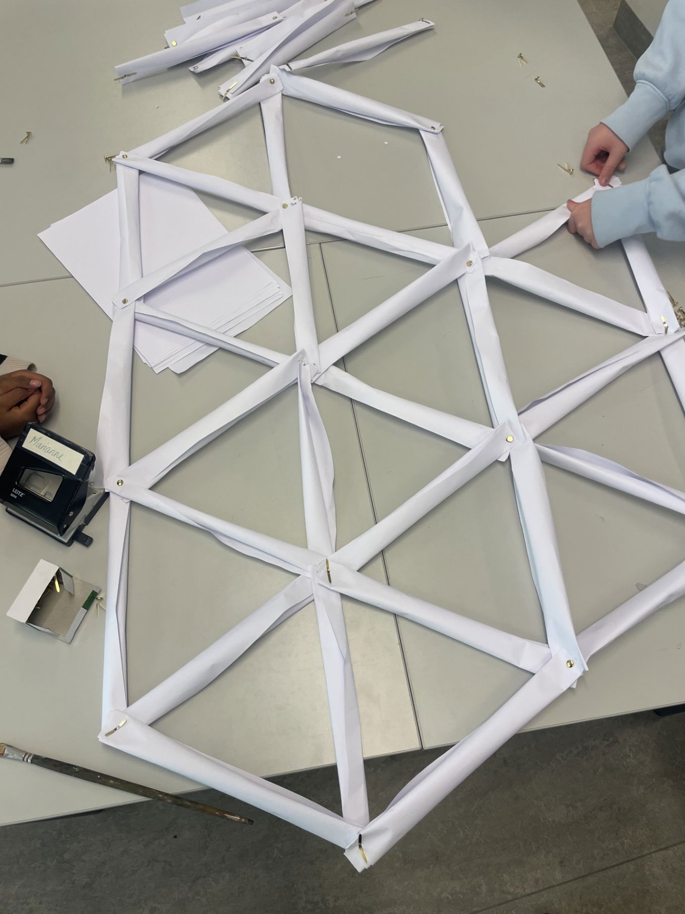 En hvit modell av et hus En hvit modell av et hus