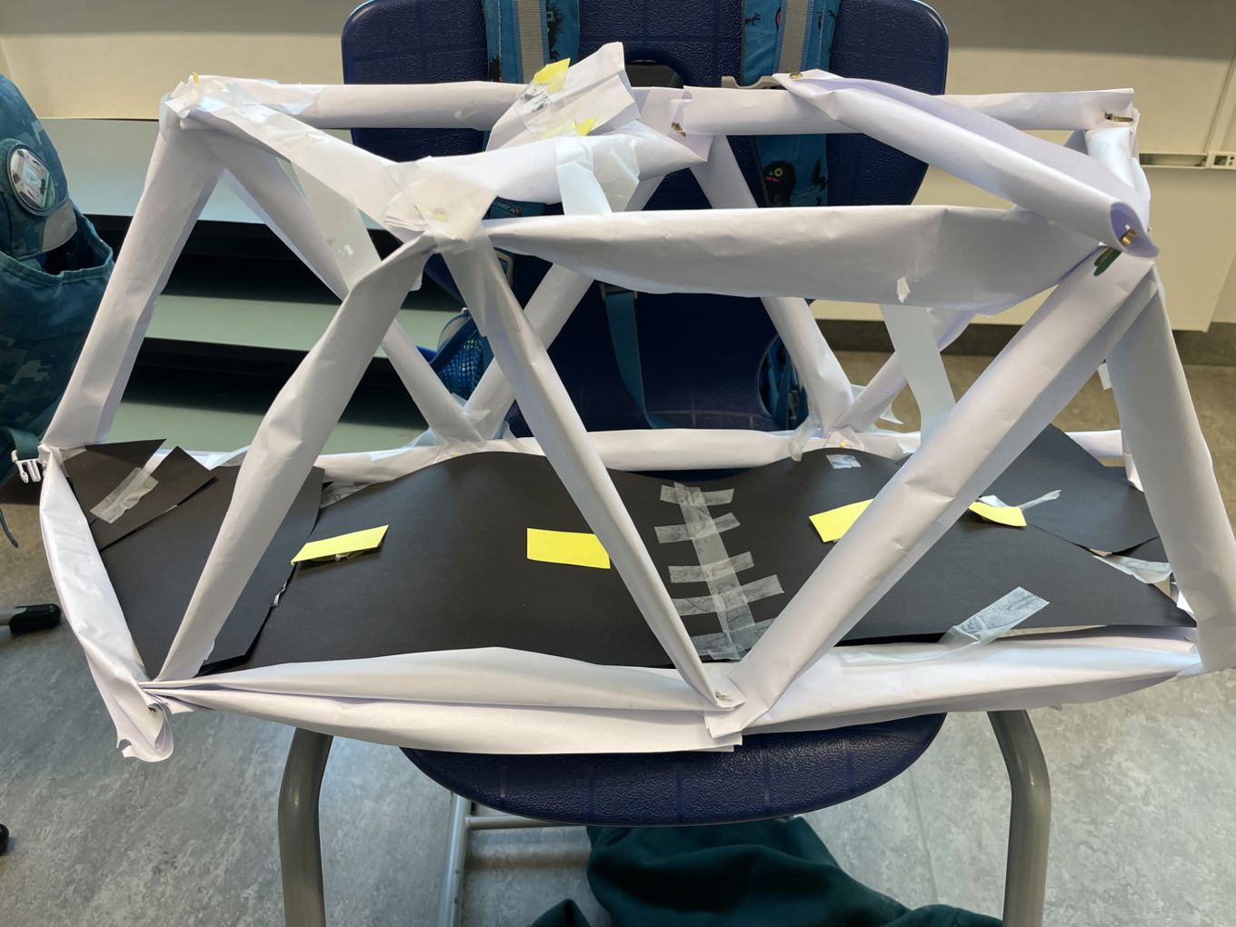 en hvit stol med et hvitt tøystykke på en hvit stol med et hvitt tøystykke på