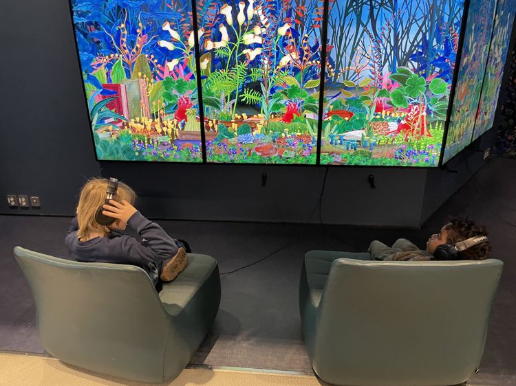 En person som sitter i en sofa