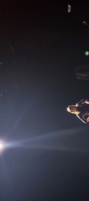 En person på scenen med mikrofon