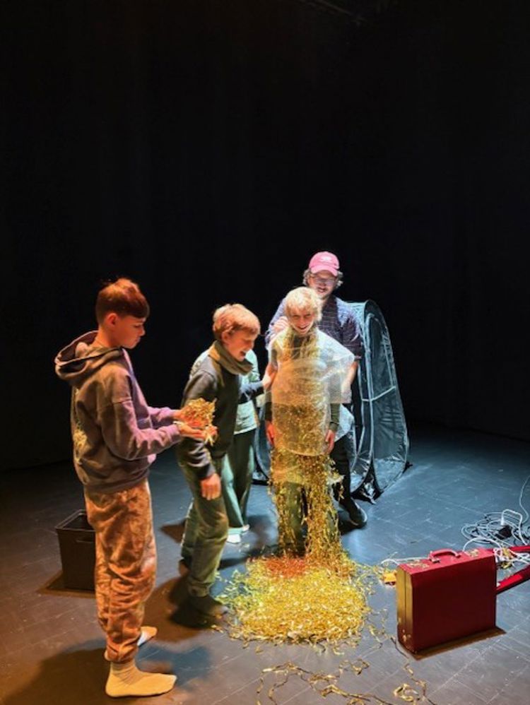 en gruppe mennesker på en scene