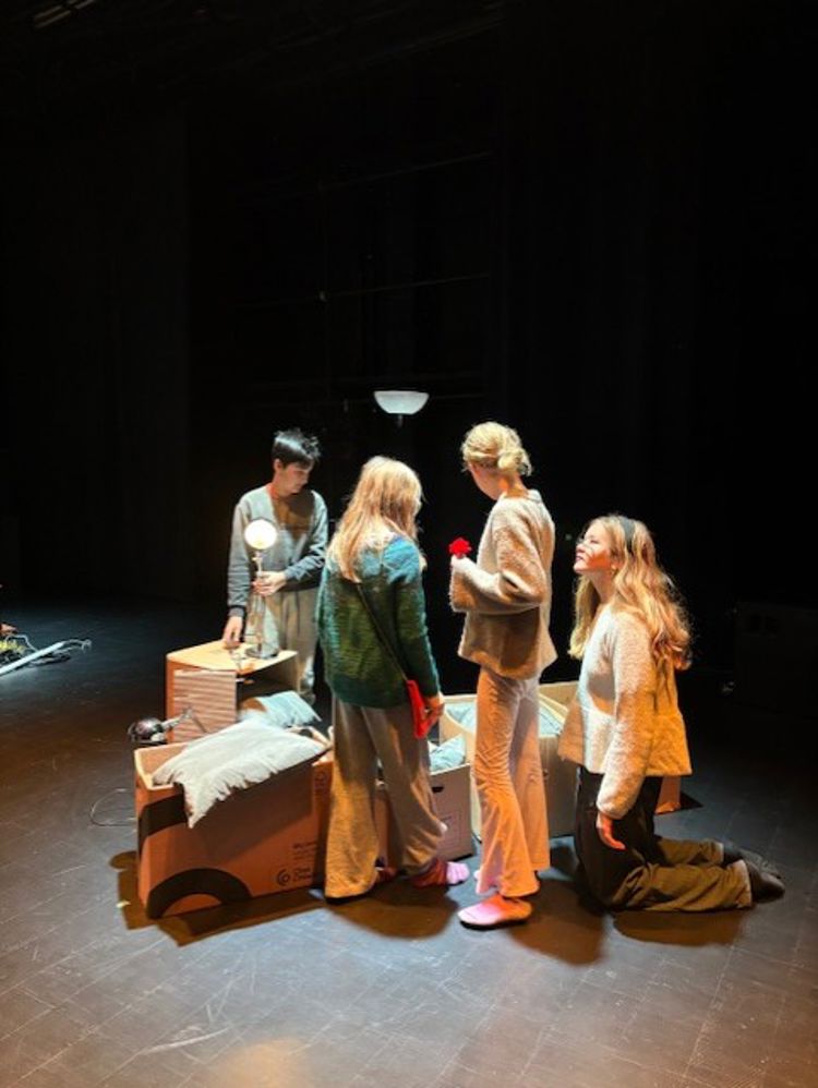 en gruppe mennesker på en scene