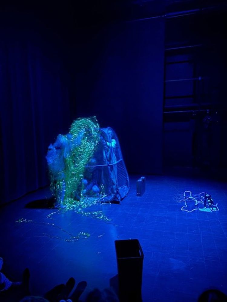 En person på scenen