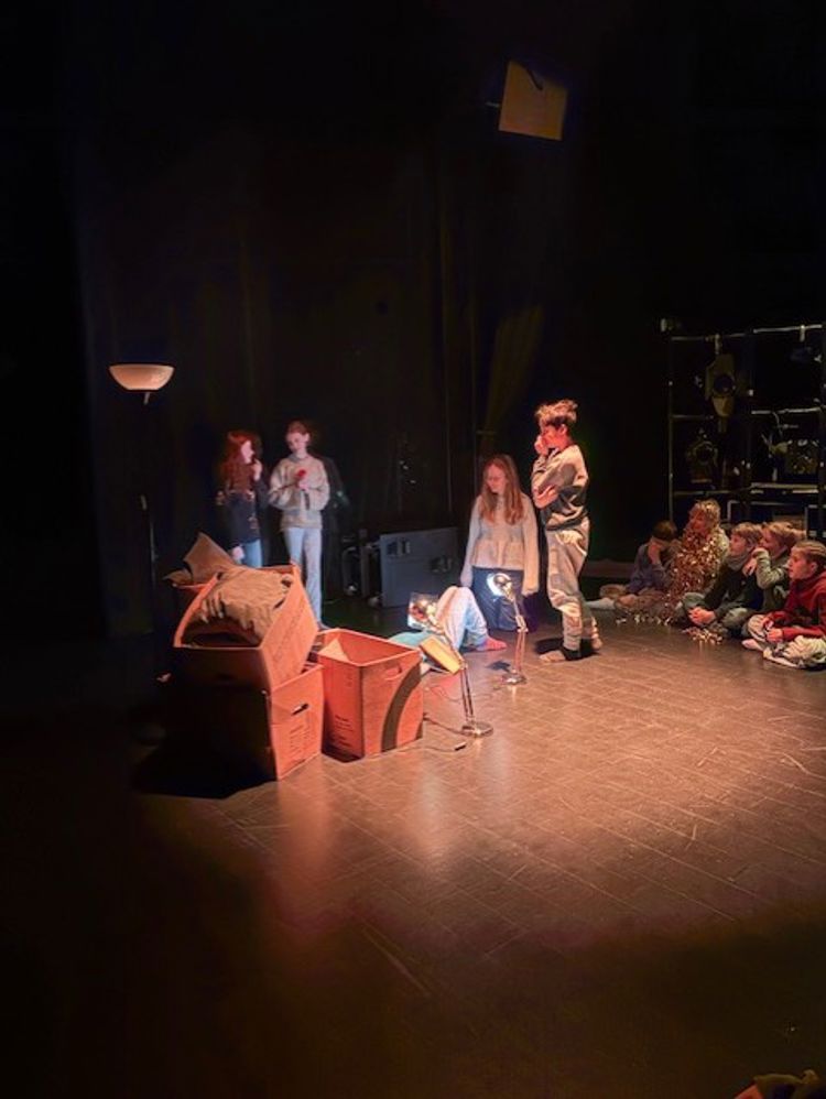 en gruppe mennesker på en scene