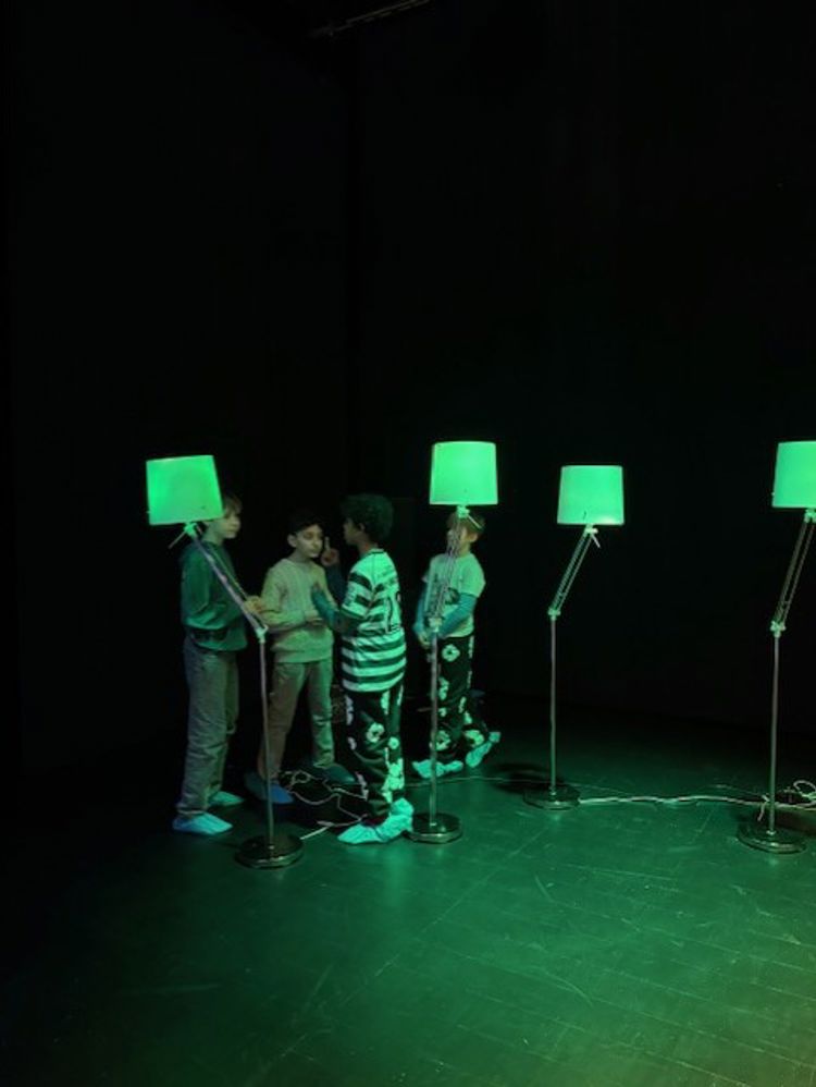 En gruppe mennesker som står ved siden av noen grønne lamper