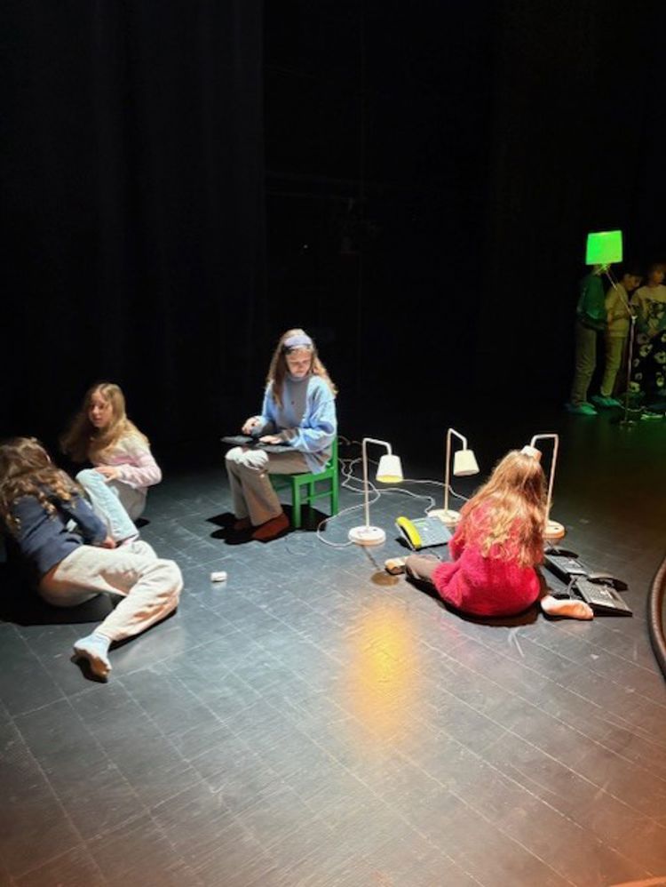 en gruppe mennesker som sitter på gulvet