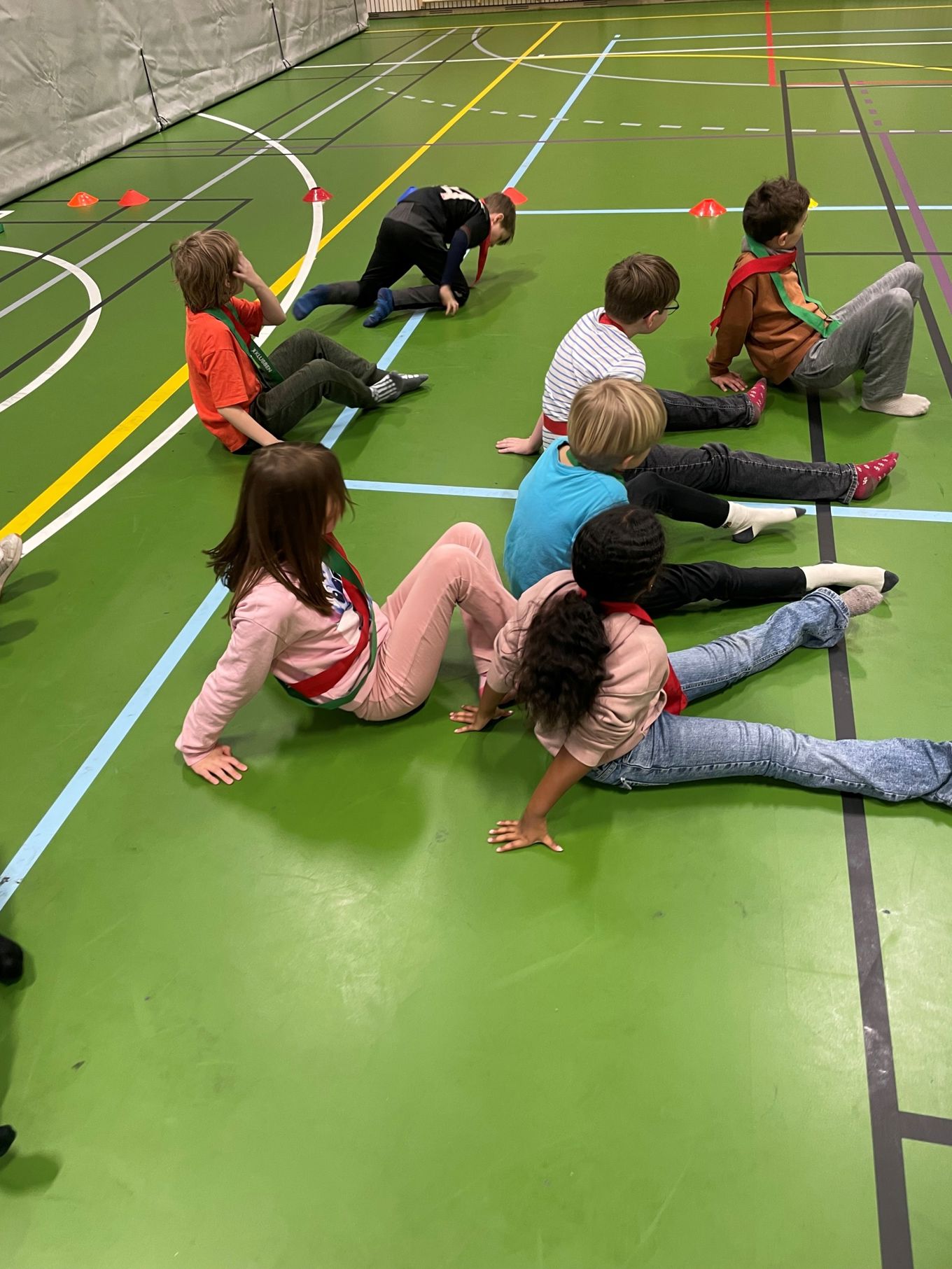 En gruppe mennesker som driver med yoga