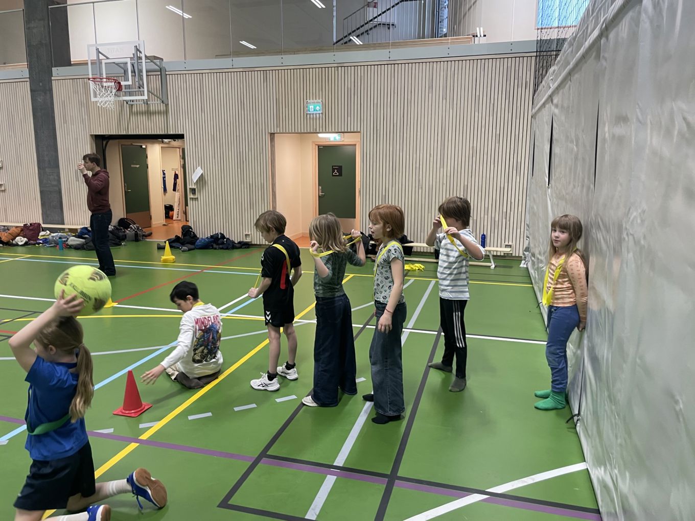 en gruppe barn som spiller basketball