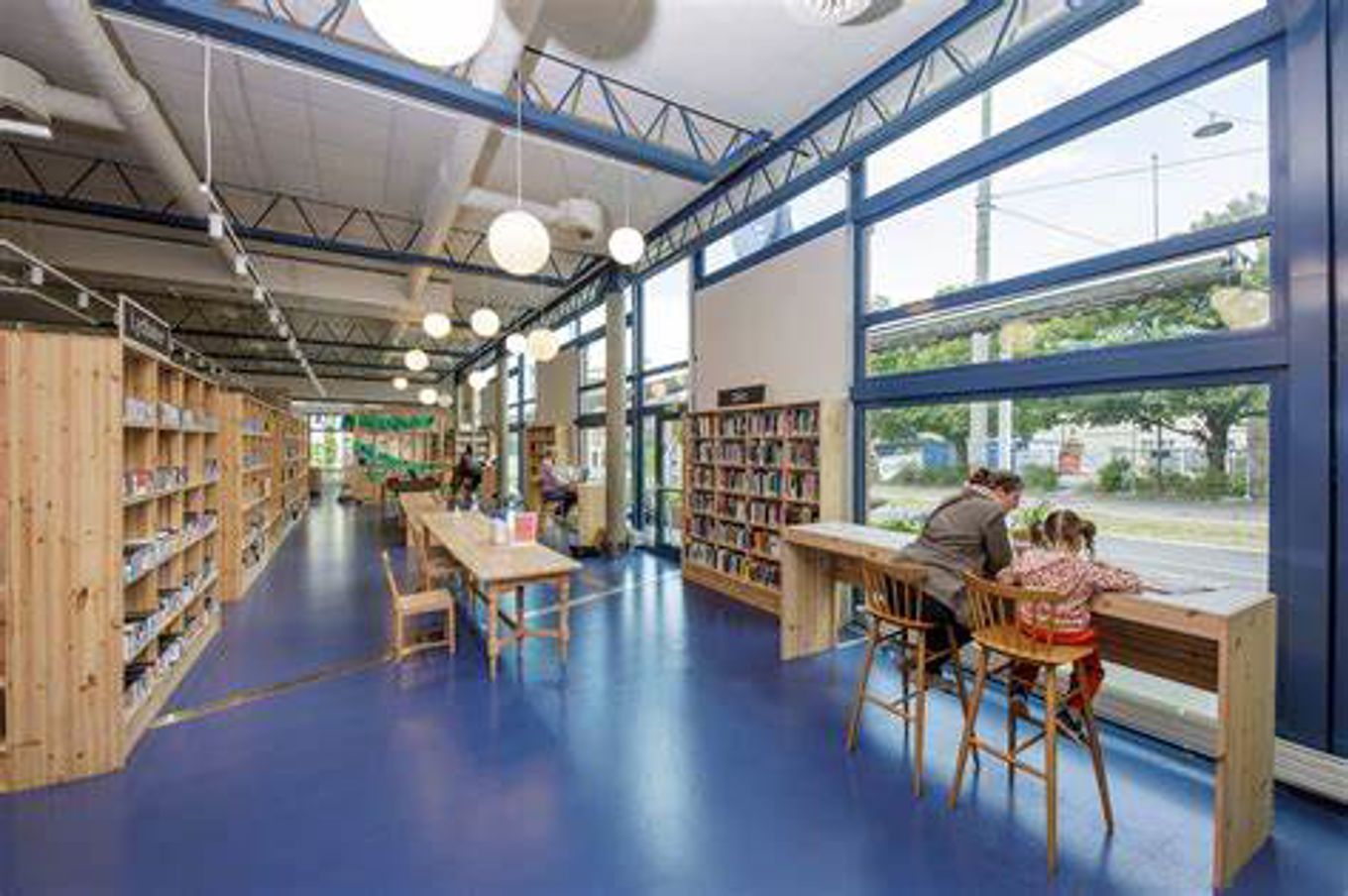 et bibliotek med folk som satt ved bord