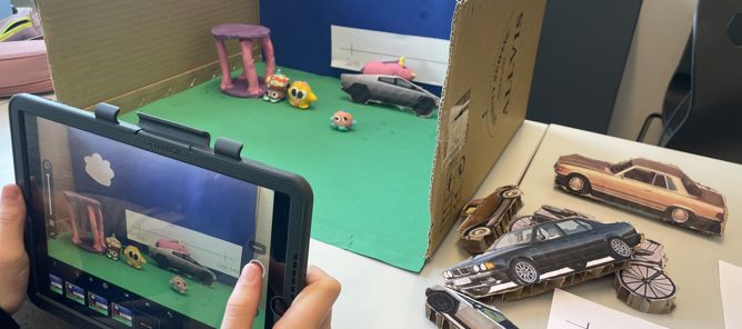 en person som holder en tavle